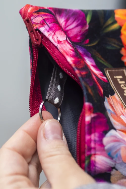 Etui na klucze z weluru w peonie – kwiatowe etui handmade
