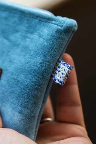 Mini portfelik z niebieskiego weluru – etui na klucze