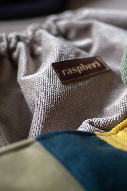Workoplecak patchwork z kieszeniami – beżowy welur, kolorowe detale