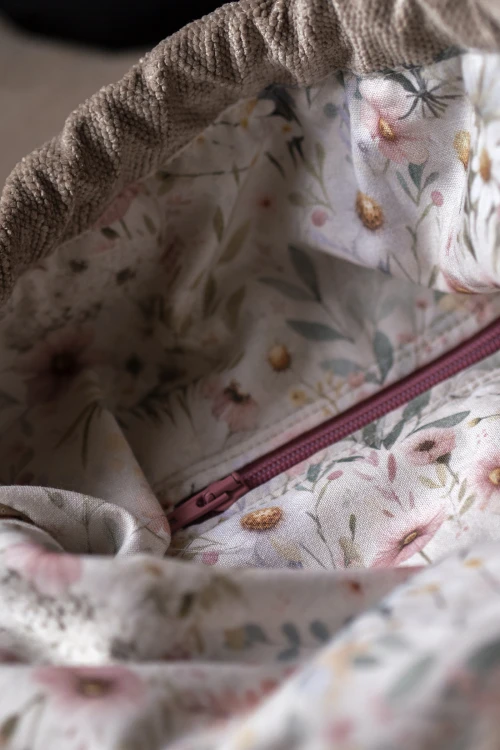 Workoplecak patchwork z kieszeniami – beżowy welur, kolorowe detale