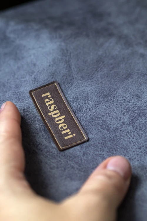 Kopertówka damska z szarego weluru na różowym pasku w kwiaty – handmade