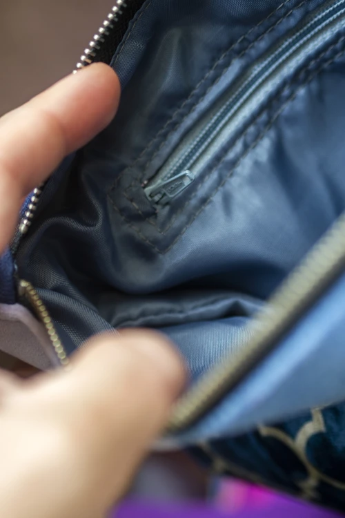 Kopertówka damska patchwork NO WASTE – arabeska, granatowy tył i fioletowy pasek