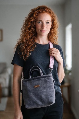 Szara listonoszka z weluru handmade – unikatowa torebka na ramię