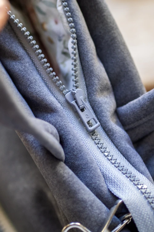 Szara listonoszka z weluru handmade – unikatowa torebka damska