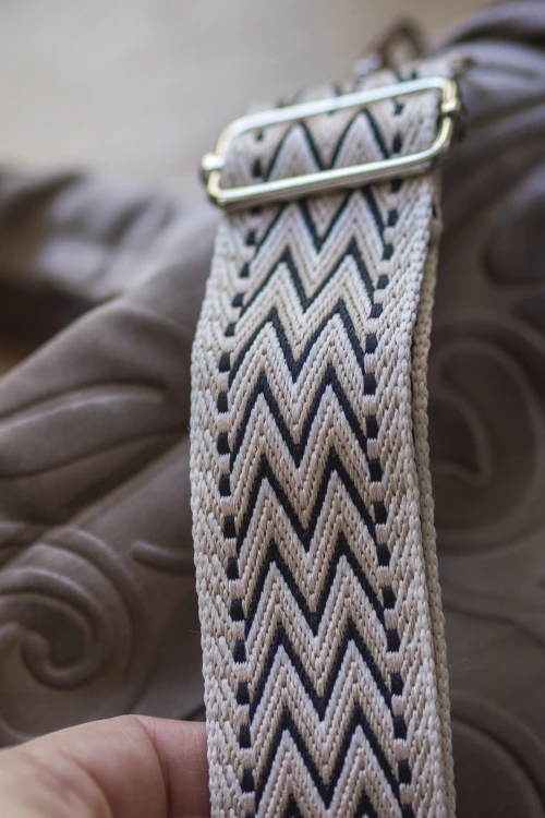 Beżowa listonoszka z tłoczonego weluru handmade – unikatowa torebka damska