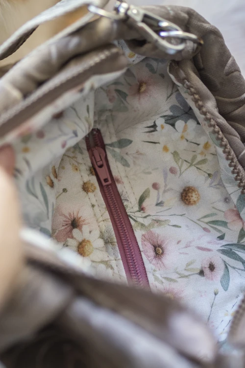 Beżowa listonoszka z tłoczonego weluru handmade – unikatowa torebka damska