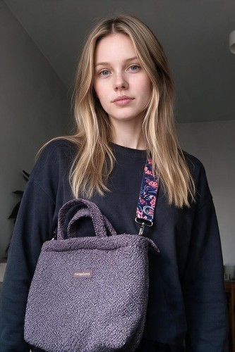 Brązowa listonoszka z bukli baranek handmade – kolorowy pasek, unikat