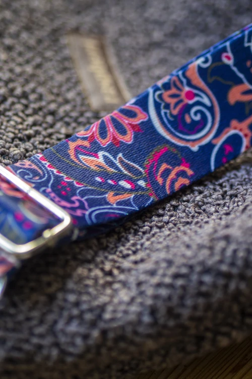 Brązowa listonoszka z bukli baranek handmade – kolorowy pasek, unikat