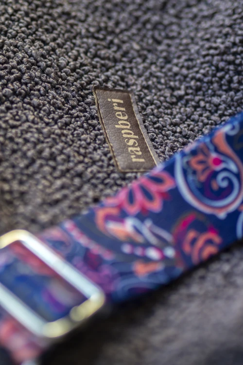 Brązowa listonoszka z bukli baranek handmade – kolorowy pasek, unikat