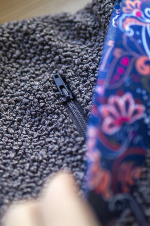 Brązowa listonoszka z bukli baranek handmade – kolorowy pasek, unikat