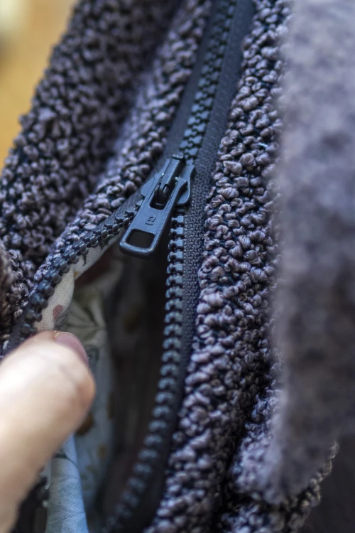 Brązowa listonoszka z bukli baranek handmade – kolorowy pasek, unikat