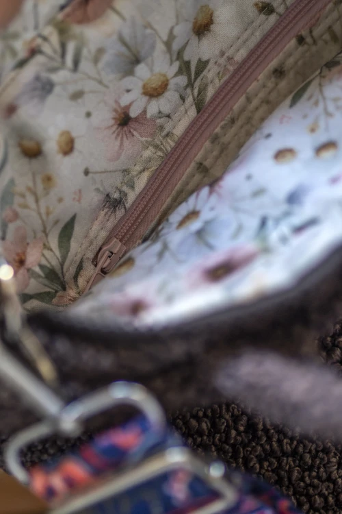 Brązowa listonoszka z bukli baranek handmade – kolorowy pasek, unikat