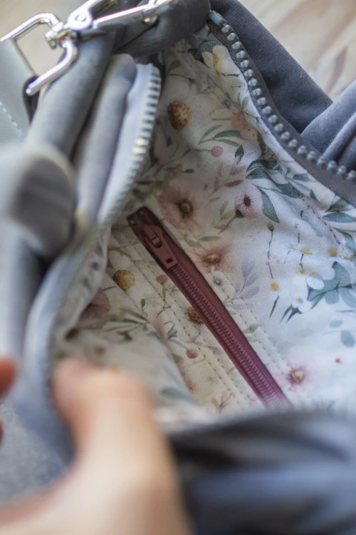 Szara listonoszka z weluru z paskiem w panterkę – unikat handmade
