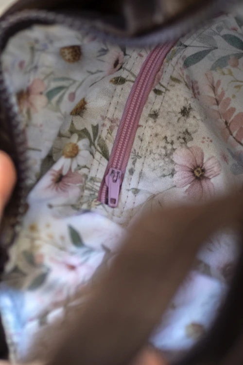 Brązowa listonoszka z tłoczonego weluru handmade – unikatowa torebka damska