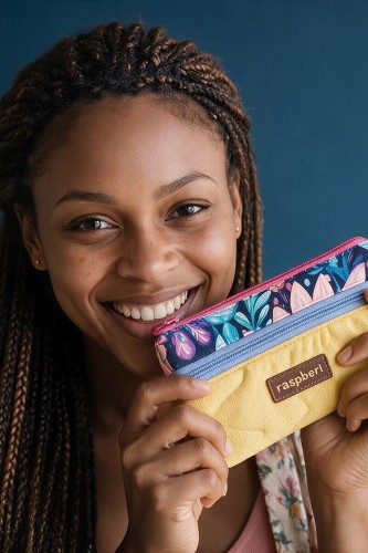 Wodoodporny portfel damski handmade – żółty pikowany welur, granatowe kwiaty i zielony tył