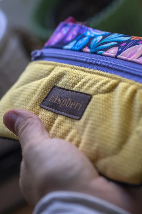 Wodoodporny portfel damski handmade – żółty pikowany welur, granatowe kwiaty i zielony tył