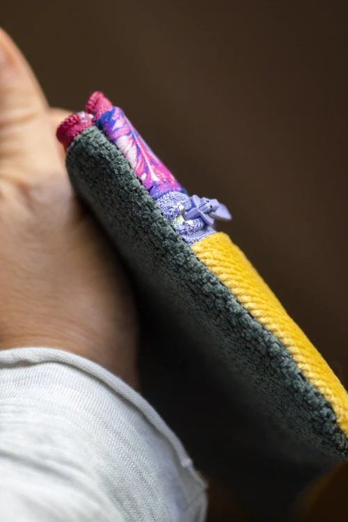 Wodoodporny portfel damski handmade – żółty pikowany welur, granatowe kwiaty i zielony tył