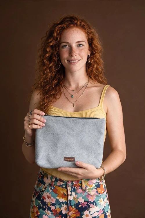 Duża kosmetyczka podróżna z szarego baranka 23 × 33 cm – z kwiatową podszewką | Raspberi