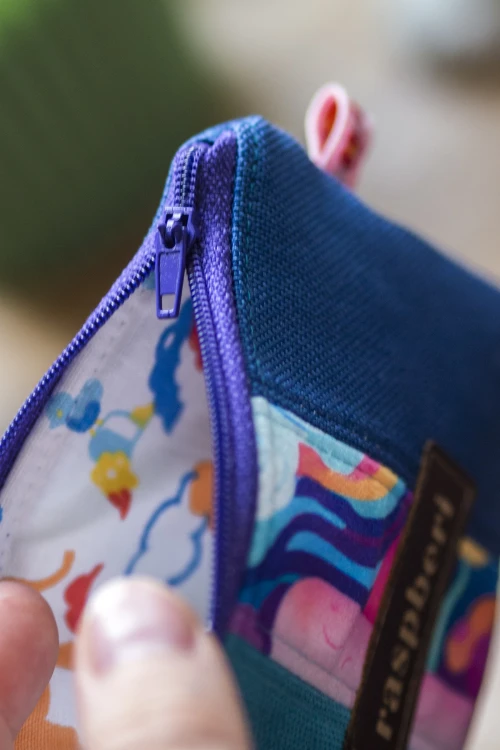 Kolorowy portfelik patchwork turkusowo-niebieski 10 × 13 cm – etui na klucze handmade | Raspberi