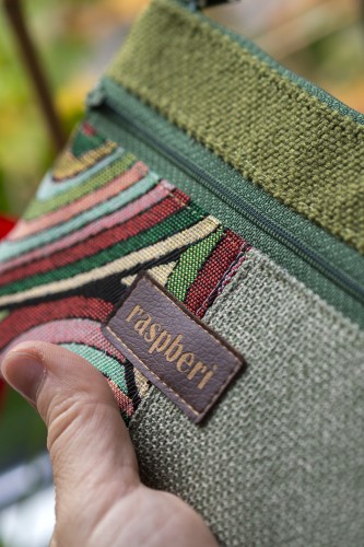Zielony portfelik patchwork handmade – żakard i plecione tkaniny | Raspberi