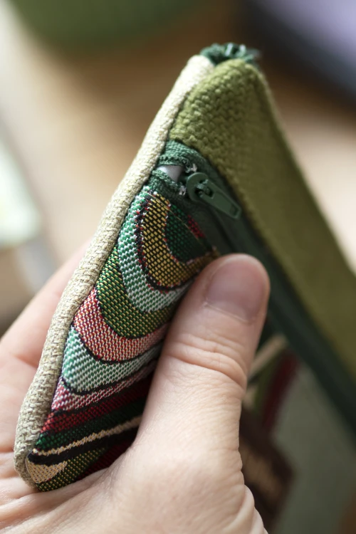 Zielony portfelik patchwork handmade – żakard i plecione tkaniny | Raspberi