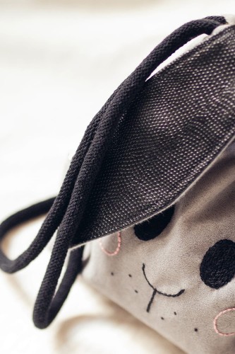 Szary mały króliczek z czarnymi uszami