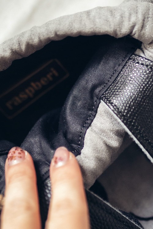 Szary mały króliczek z czarnymi uszami