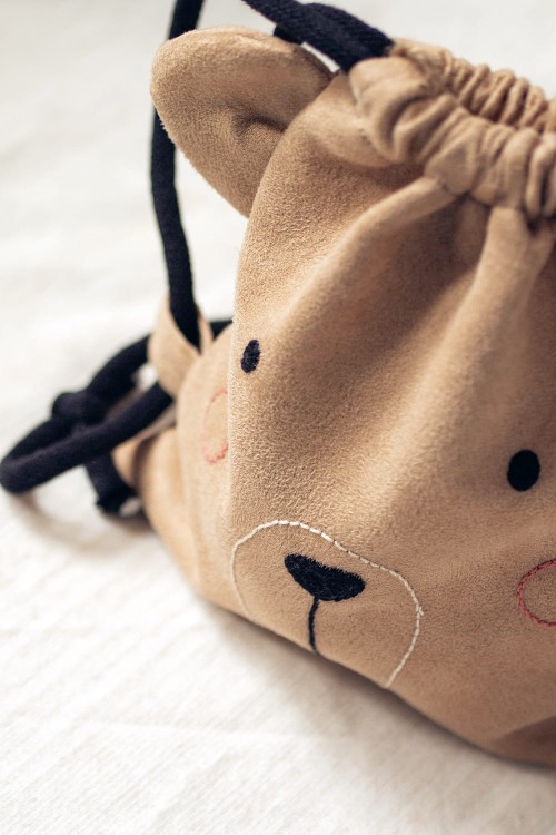 Beżowy mały workoplecak z haftem miś