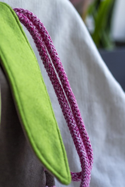 Brązowy mini plecak królik z zielonymi uszami