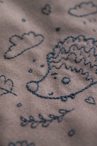 Mini workoplecak z haftowanym jeżykiem