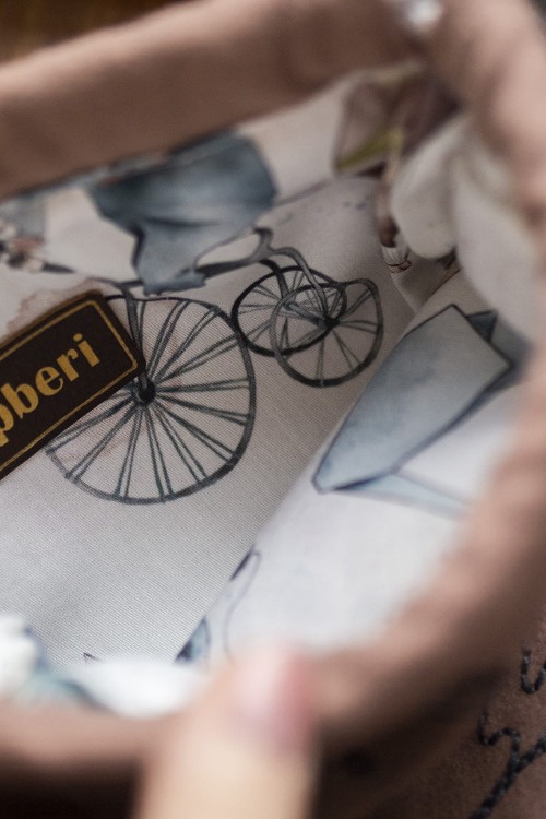 Mini workoplecak z haftowanym jeżykiem