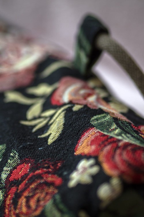 Czarny pokrowiec na matę do jogi z żakardu w kwiaty