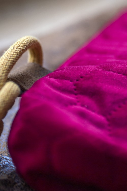 Brązowo-czerwony pokrowiec na matę do jogi