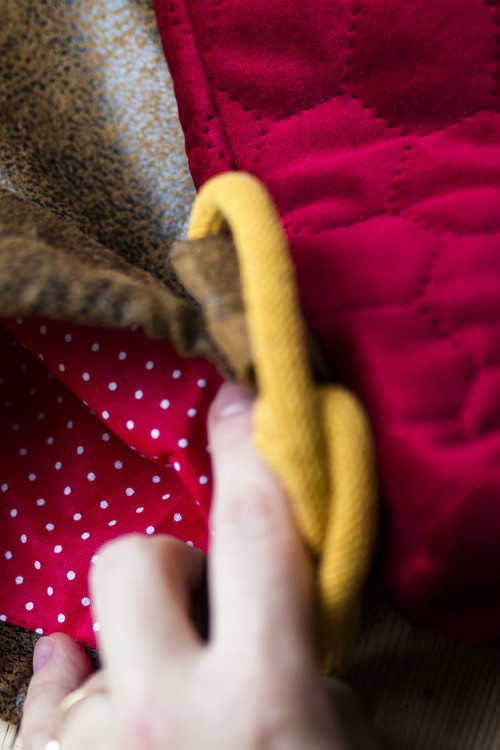 Brązowo-czerwony pokrowiec na matę do jogi