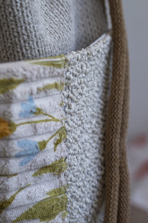 Beżowy workoplecak z plecionki z kieszeniami patchwork