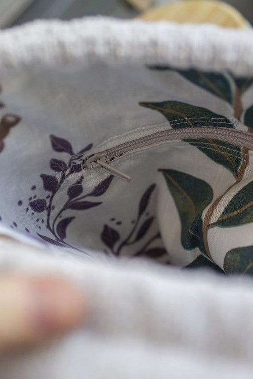 Beżowy workoplecak z plecionki z kieszeniami patchwork