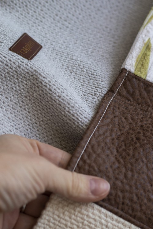 Beżowy workoplecak z plecionki z kieszeniami patchwork
