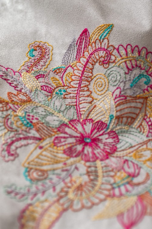 Jasnoszara shopperka z kolorowym haftem