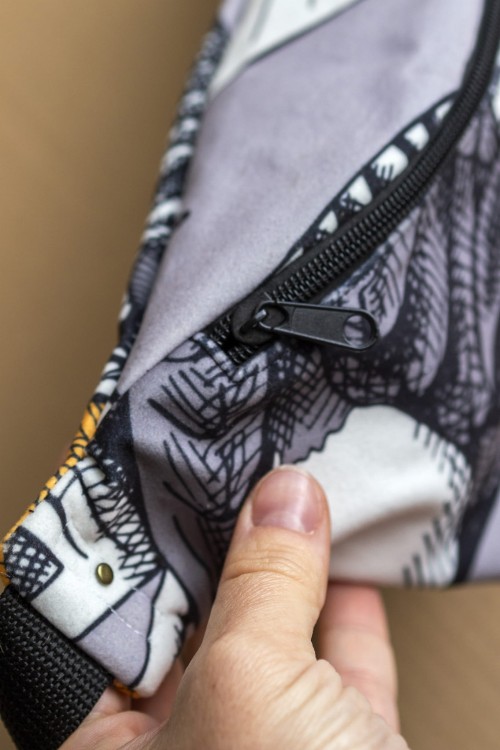 Duża nerka z weluru tukany