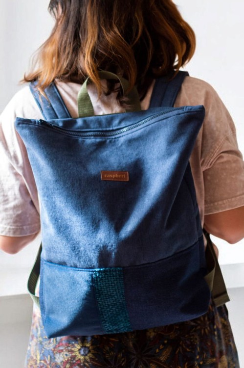 Granatowy plecak kurierski