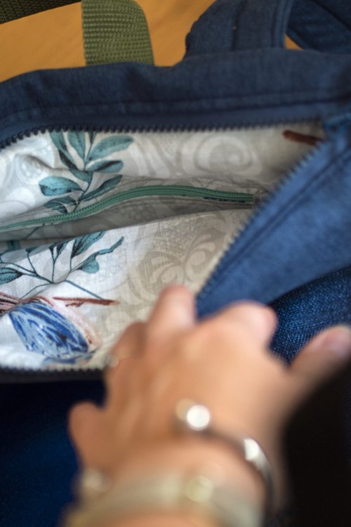 Granatowy plecak kurierski